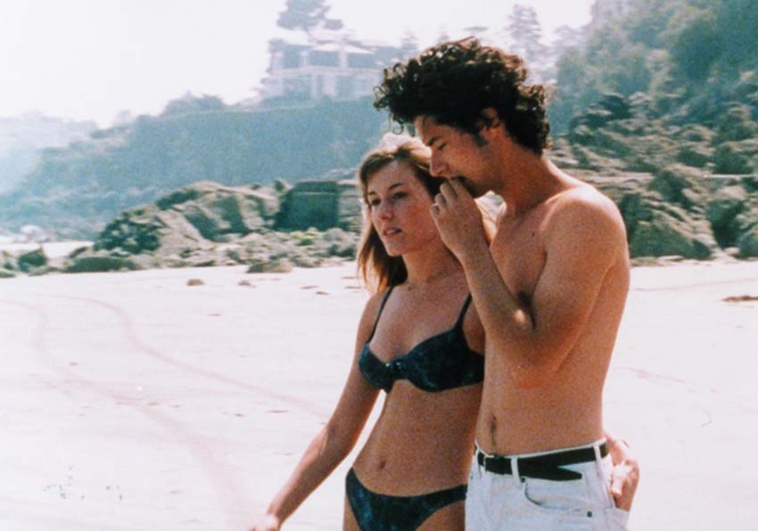 Un chico y una chica paseando por la playa
